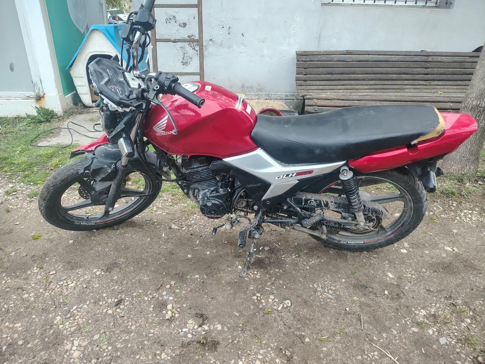 Chocaron contra una Ford Ranger en Quequén, escaparon y abandonaron dos motos robadas