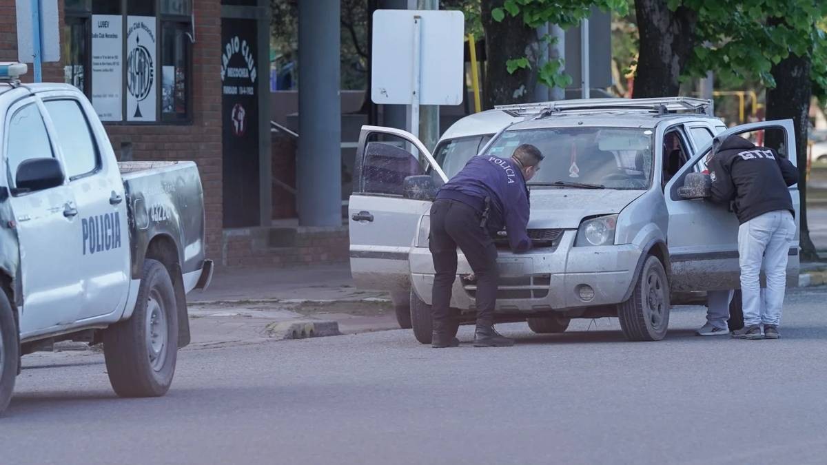 Hallan una camioneta robada en barrio Norte y buscan rastros