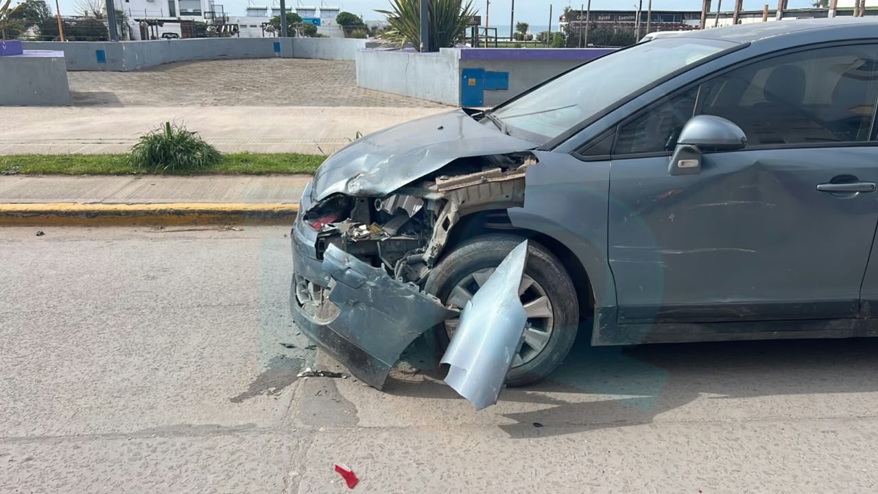 Tres vehículos colisionan en avenida 2 sin heridos