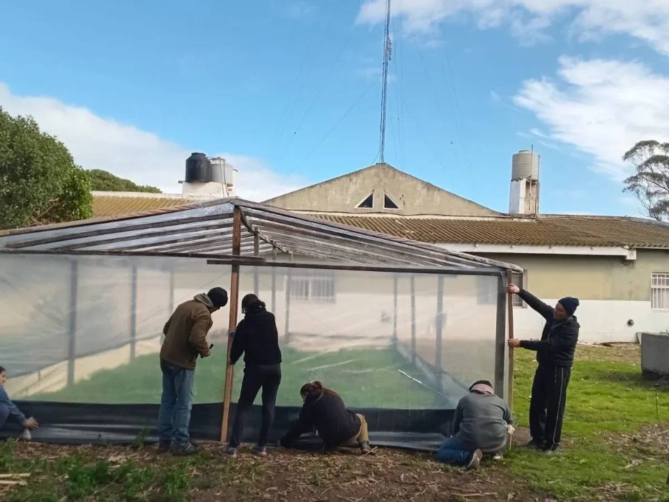 Avanza en Costa Bonita el invernáculo de la Escuela Nº 41, impulsado por Puerto Quequén
