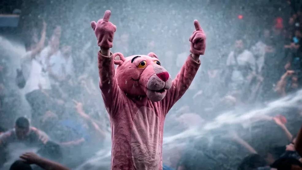 IA y cultura pop en Francia: la Pantera Rosa en medio de las protestas