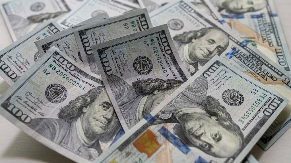 El dólar blue retrocedió a 1565 pesos y los financieros operaron al alza