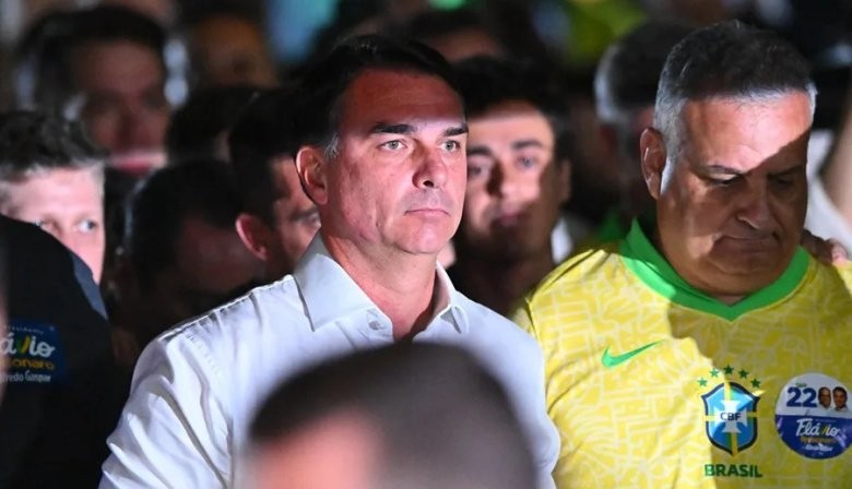Flavio Bolsonaro cruzó la Argentina en avión privado rumbo a Miami