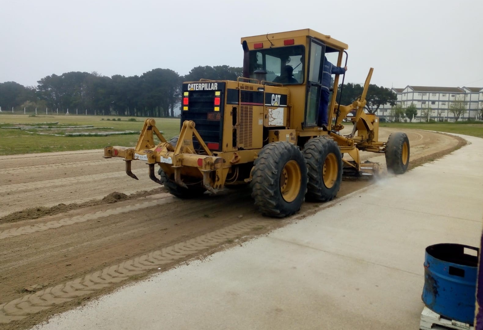 Mejoran la pista de atletismo del Polideportivo Municipal con obras y luminarias