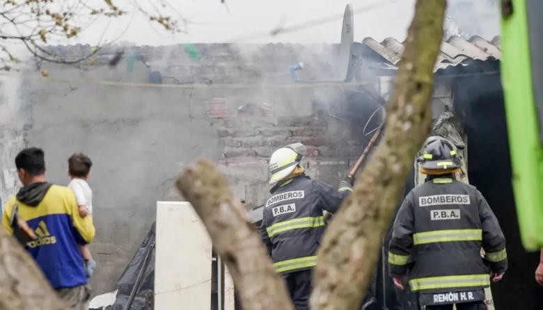 Incendio total en Quequén: una familia perdió todo y pide ayuda