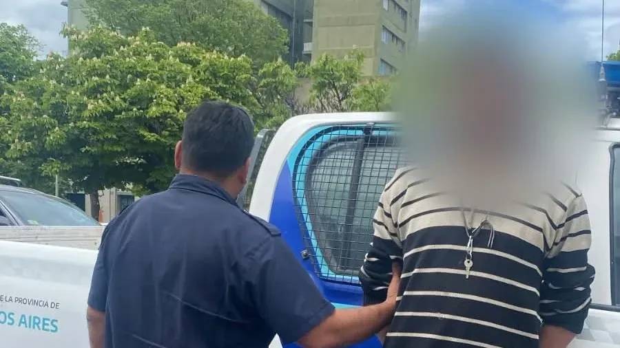 Detienen a cuidacoches de 28 años por amenazar a conductora en centro de Necochea