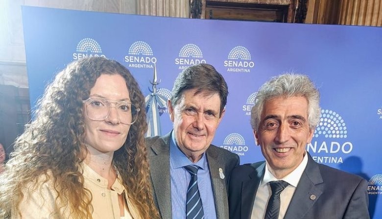 San Cayetano recibe motoniveladora y pala cargadora mientras impulsa salud mental