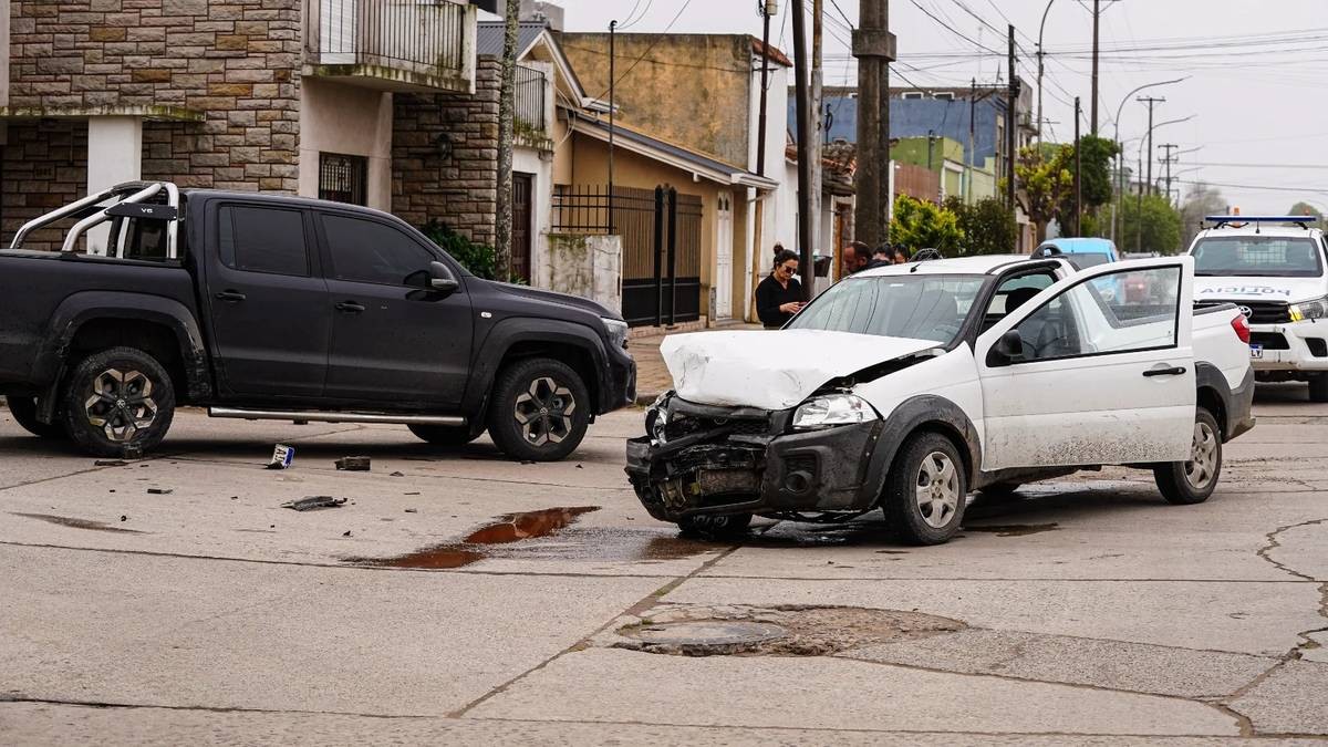 Choque entre Fiat Strada y Volkswagen Amarok en avenida 42