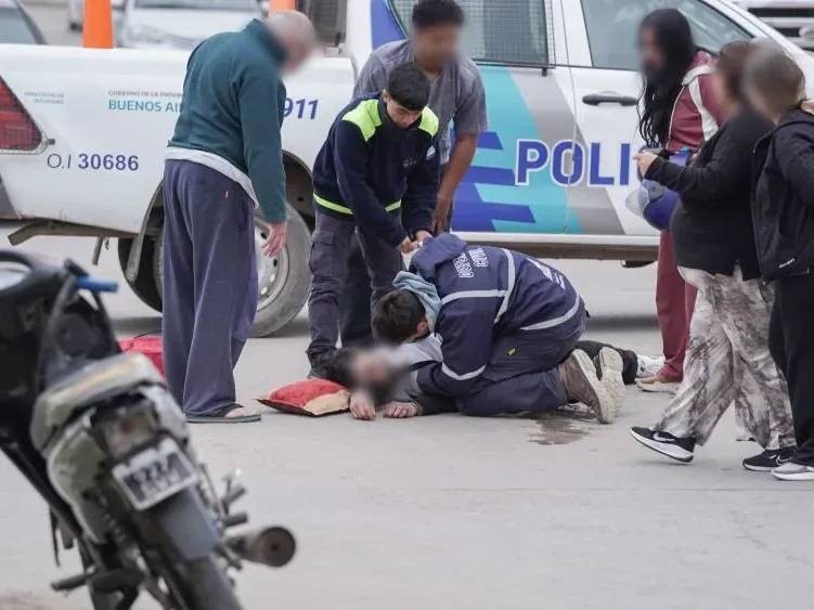 Un motociclista sufrió heridas graves tras chocar contra un auto